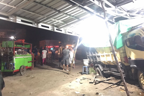 Sebuah Truk Seruduk Gerobak Nasi Goreng dan Hantam Kanopi Ruko