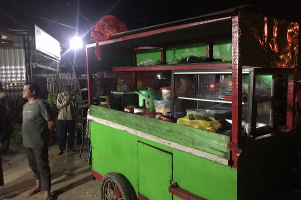 Usai Gerobaknya Diseruduk Truk, Sarji Tutup Lebih Awal