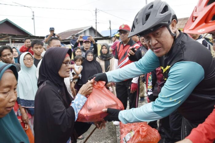 Usai Gowes Jumat Berkah, Wagub Edy Pratowo Bagikan Sembako untuk Masyarakat