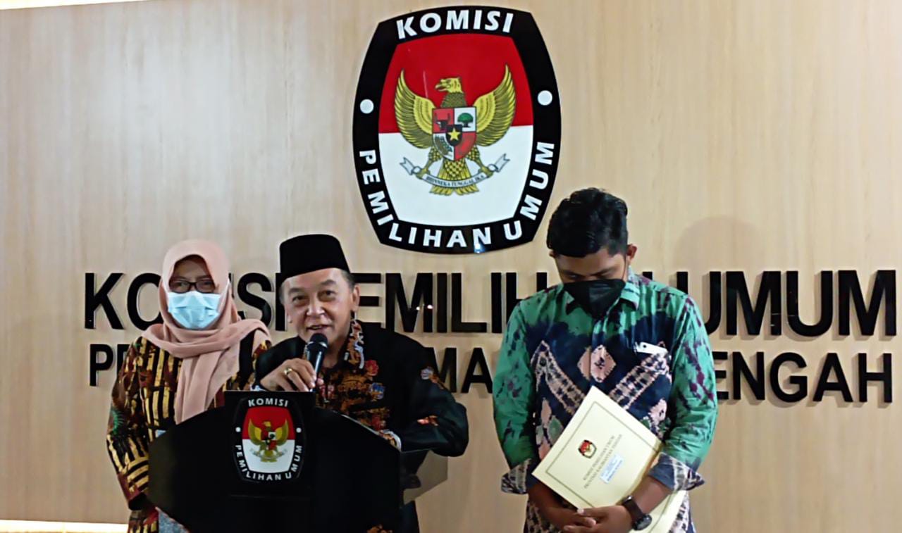 H Bambang Suryadi Serahkan 2212 KTP Sebagai Syarat Dukungan Maju DPD RI