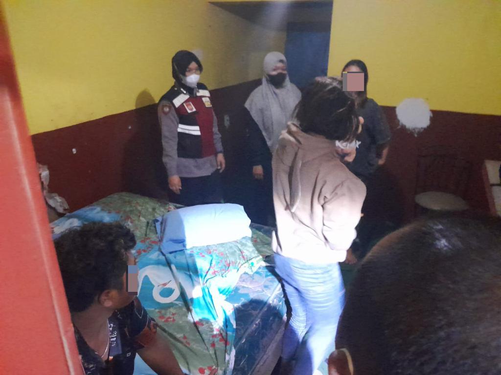 Polisi Ciduk Seorang Lelaki dan Dua Perempuan dalam Satu Kamar Hotel di Sampit