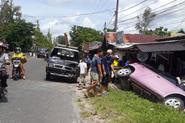 Dihantam Pikap L300 saat Parkir, Honda Jazz Masuk Parit