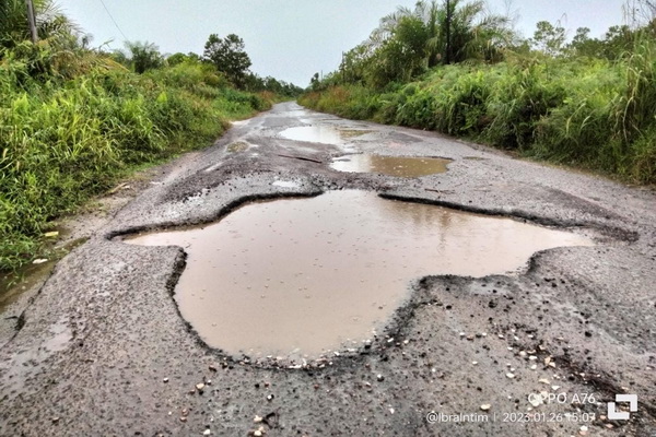 Jalan MT Haryono Barat Sampit Banyak Lubang yang Lebar