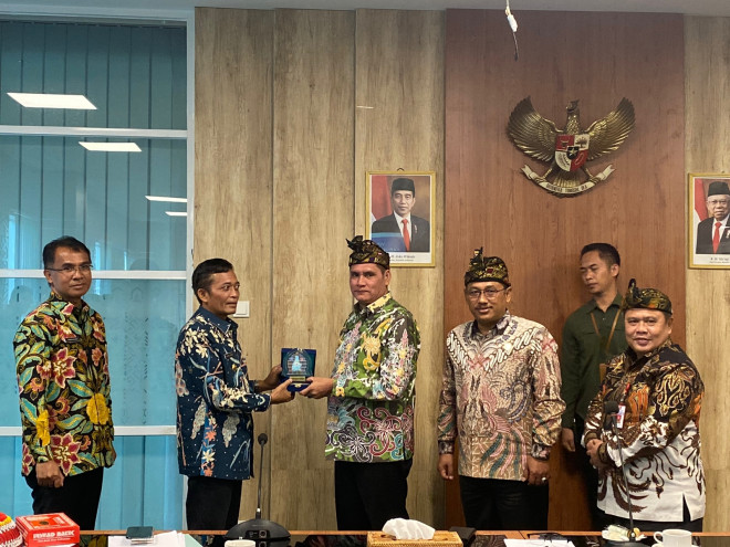 Pj Bupati Kobar Lakukan Kunjungan Kerja ke Pemkab Lombok Tengah