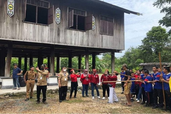 Bersama IUB, Disbudpora Kapuas Perkenalkan Olahraga Tradisional menyipet
