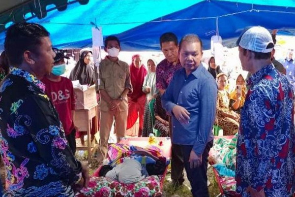 Bupati Kapuas Kunjungi Warga Korban Keracunan Makanan