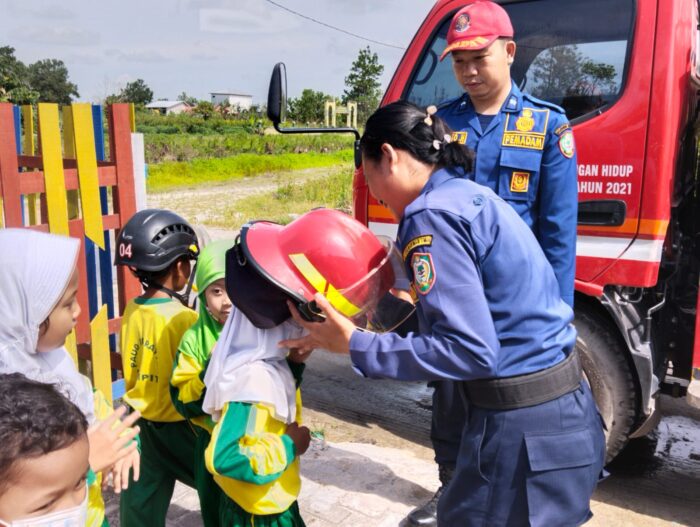 Edukasikan Bahaya Kebakaran, TK IT Ar-Rayyan Sampit Hadirkan Petugas Damkar