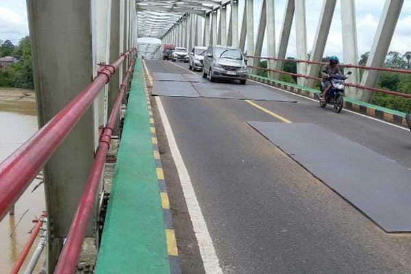 Warga Desak Perbaikan Lubang di Jembatan Sai Katingan