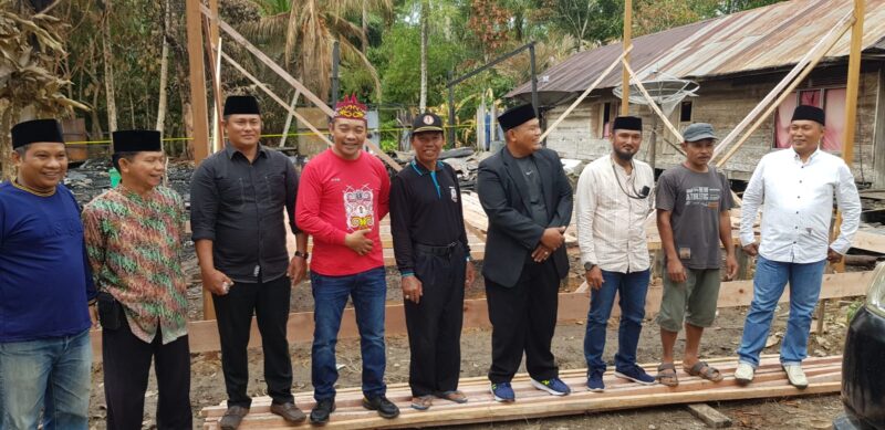 Warga Sampit Keturunan Madura Serahkan Bantuan kepada Korban Kebakaran di Bangkuang Makmur