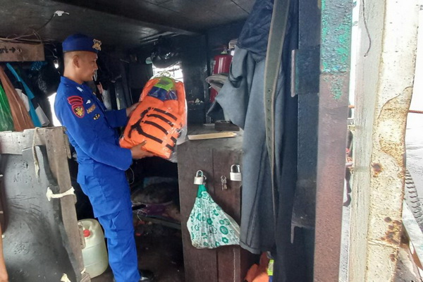 Jelang Ramadan, Satpolairud Polres Kapuas Cek Alat Keselamatan Penumpang Kapal Feri