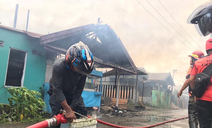 Breaking News: Api Mengamuk di Kawasan Padat Penduduk
