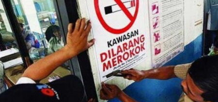 petugas kai memasang pengumuman dilarang merokok di seluruh gerbong 120301144955 732