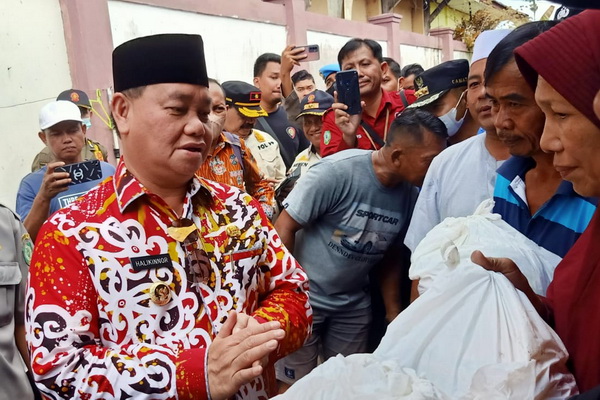 Bupati Kotim Serahkan Bantuan Untuk Korban Kebakaran di Jalan Muhcran Ali Sampit