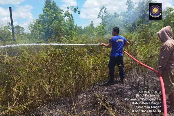Sebuah Lahan Kosong Milik Warga Arah Pendahara Terbakar