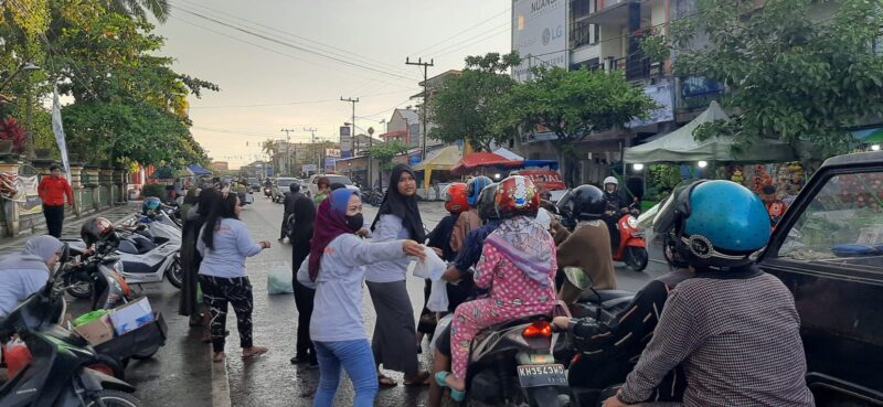 UMKM Lapangan Tugu Bagikan 200 Bungkus Takjil kepada Warga