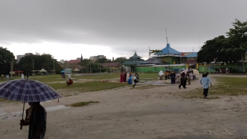 Lokasi Salat Id Diguyur Hujan, Warga Pangkalan Bun Kocar-Kacir Membubarkan Diri