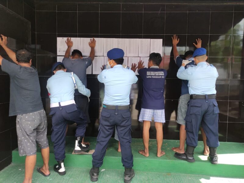 Petugas Lapas Pangkalan Bun Geledah Kamar Hunian Warga Binaan