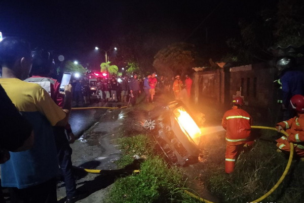 Insiden Mobil Terbakar di Sampit, Diduga Akibat Korslet di Mesin