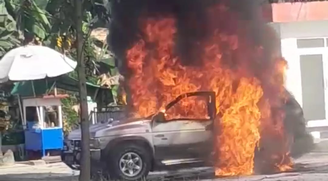 Bikin Panik! Mobil Terbakar di Depan SPBU Sungai Tendang