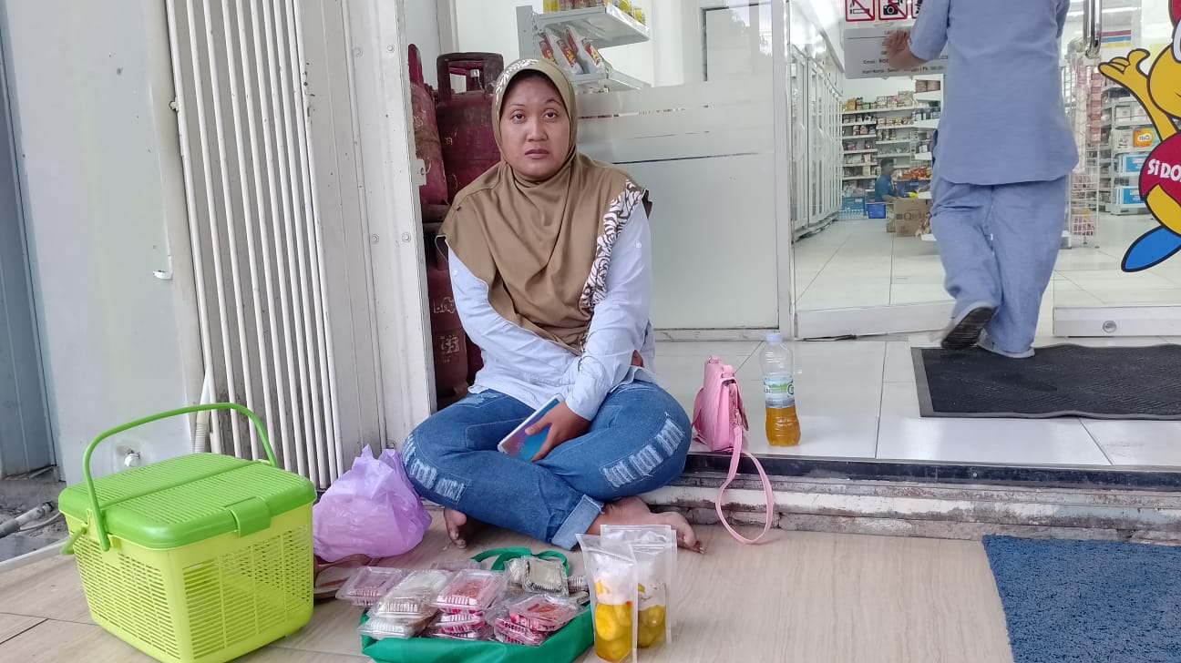 Mbak Wulandari Penjual Kue Keliling di Pangkalan Bun Bermimpi Punya Kios Sendiri