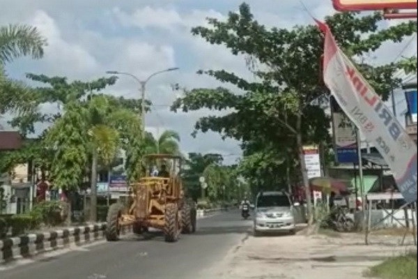 Nyaris Celakai Pengendara, Alat Berat ini Melintas dalam Kota dan Terobos Traffic Light
