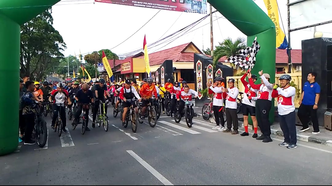 Semarak Hari Bhayangkara ke-77, Polres Kobar Gelar Fun Bike