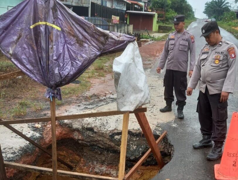 Polisi Imbau Pengendara Berhati-hati Lintasi Jalan Amblas di Desa Pundu
