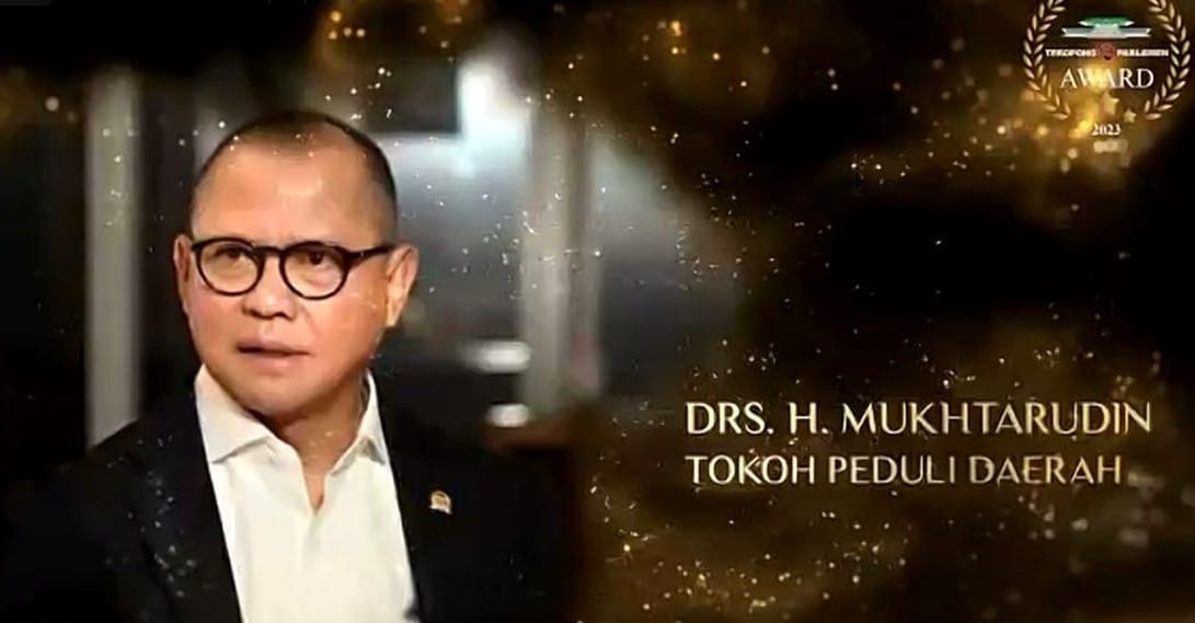 Tokoh Peduli Daerah Terbaik, Mukhtarudin Kembali Terima Penghargaan Teropong Parlemen Award 2023