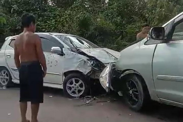 Dua Mobil Adu Banteng di Rubung Buyung, Sopir dan Penumpang Alami Luka Serius