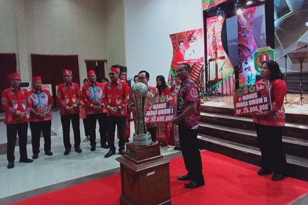 Bupati Sakariyas Serahkan Bonus Rp50 Juta Bagi Juara Umum Pesparawi VII