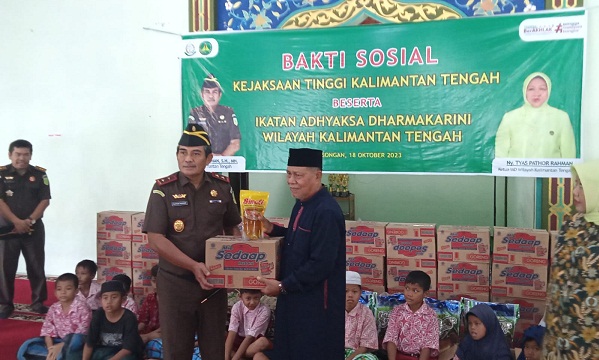 Bakti Sosial, Kejati Kalteng Salurkan Bantuan untuk Pesantren NU Nurul Absho Kasongan