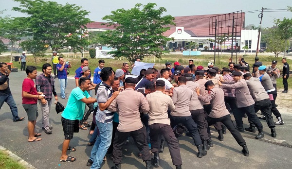 Simulasi Pengamanan Pemilu 2024, Ratusan Massa Serbu KPU Katingan