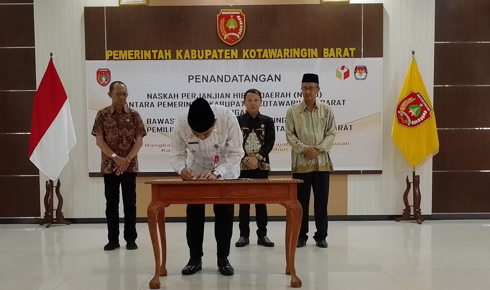 Pemkab Kobar Tandatangani NPHD bersama KPU dan Bawaslu