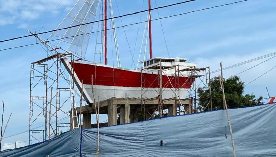 Dinas PUPR Kobar Bangun Kapal Pinisi di Bundaran Bahari Kumai