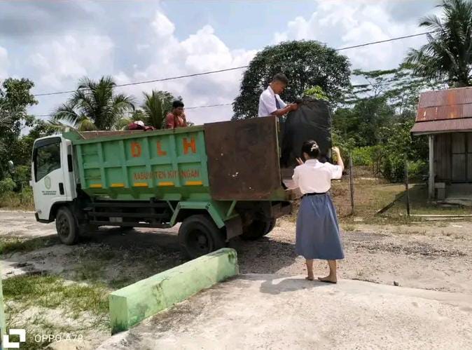 Peduli Lingkungan, Siswa SMAN 1 Tewang Sangalang Garing Jual Sampah ke DLH