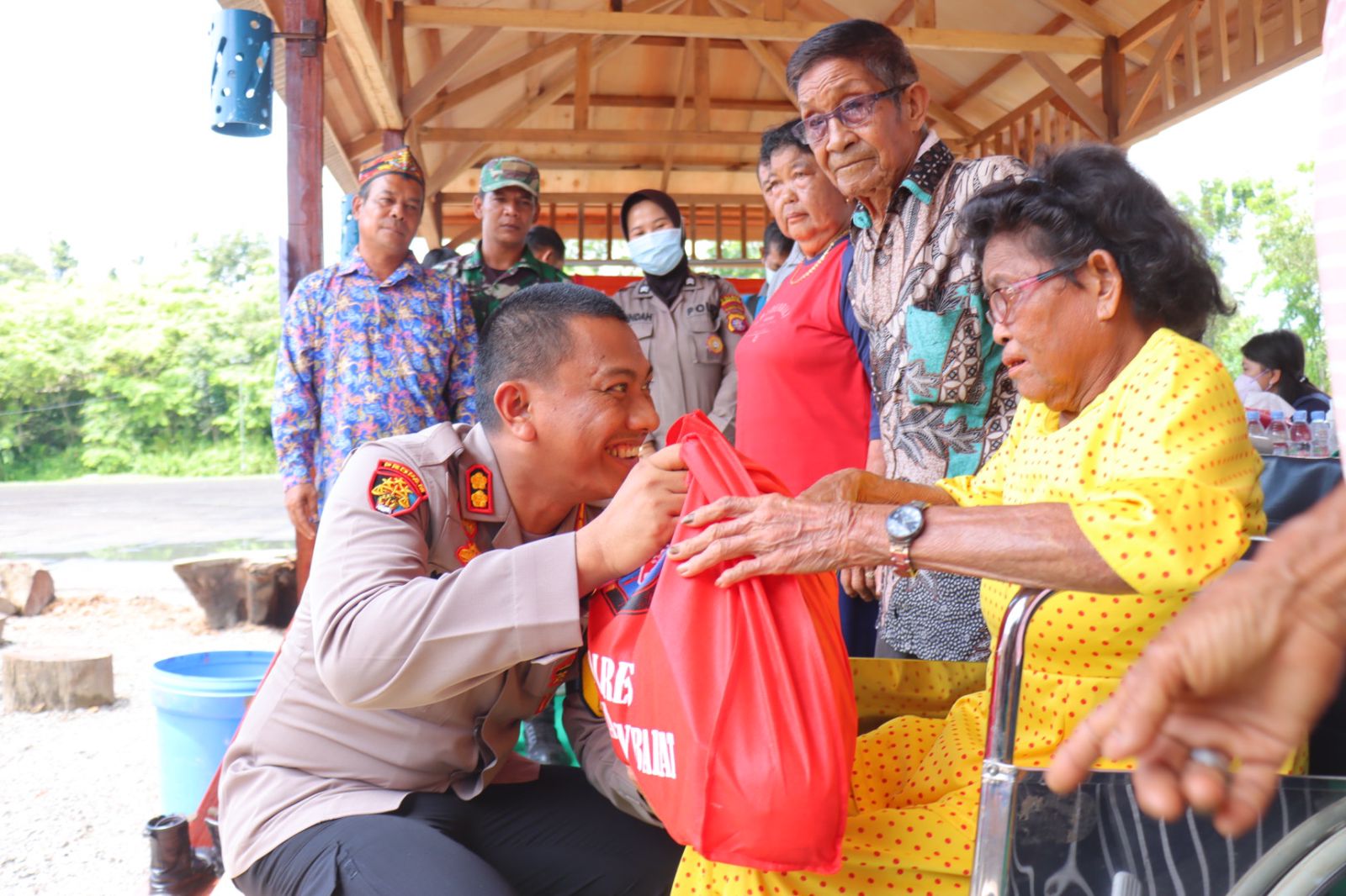 Kapolres Kobar Bagikan Sembako untuk Para Lansia di Aruta