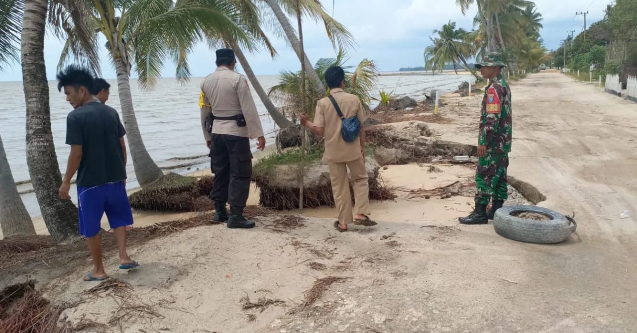 Terima Laporan Abrasi Pantai Keraya Pasca Angin Kencang, Babinsa Langsung Tinjau Lokasi