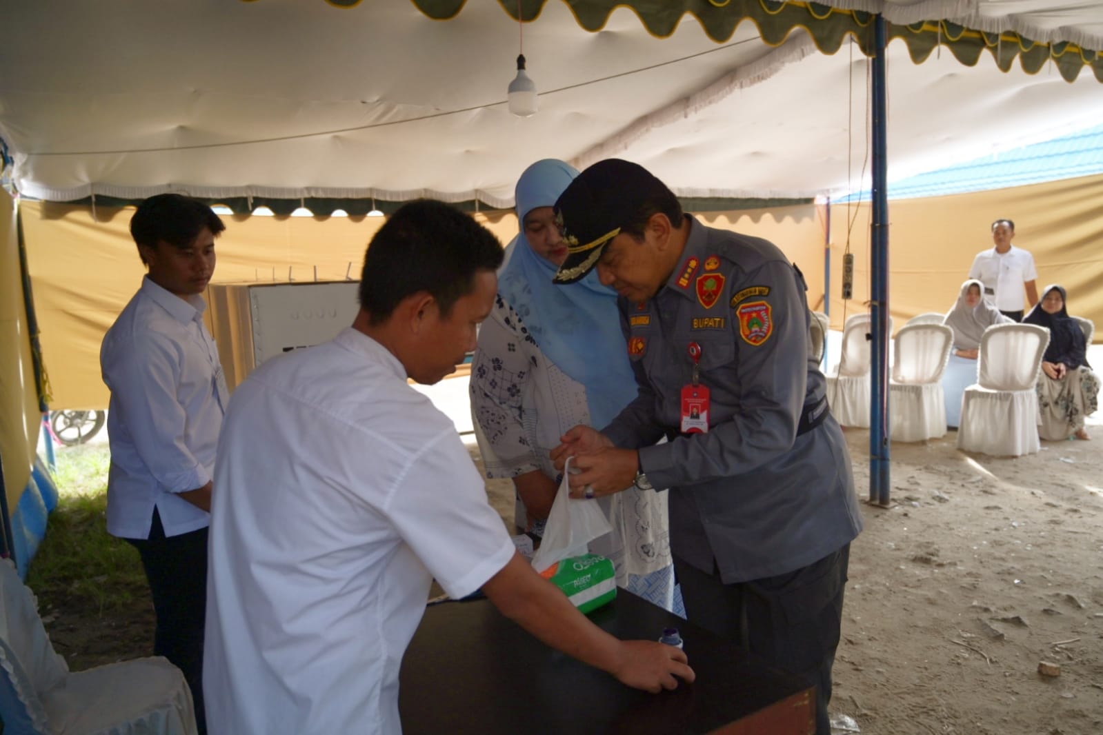 Pj Bupati Kobar Nyoblos Pemilu 2024 di TPS 02 Kelurahan Raja