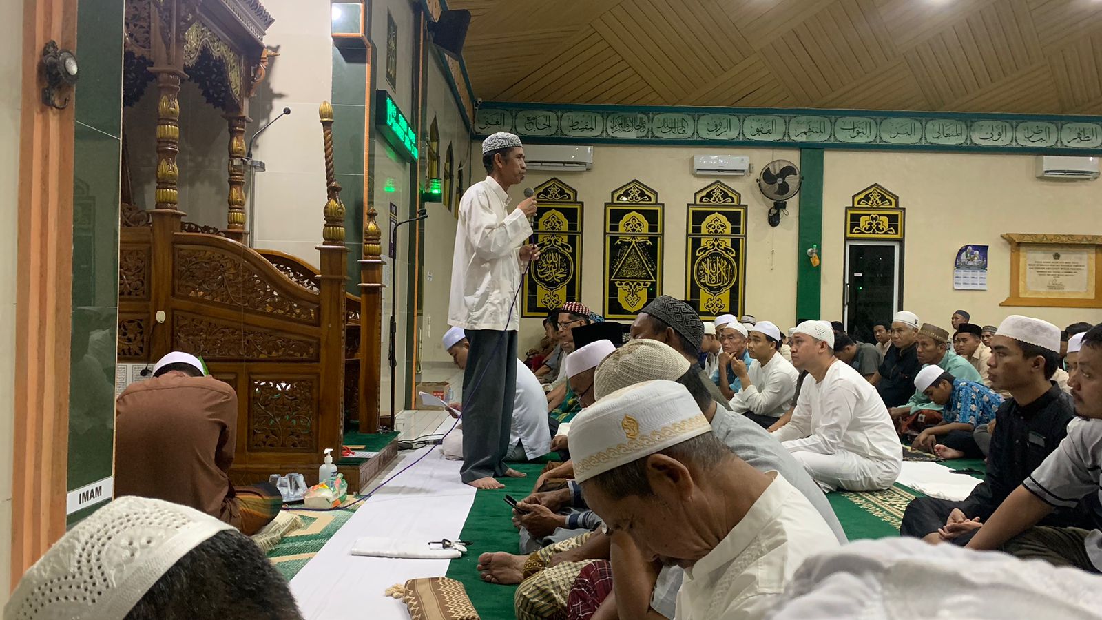 Tarawih Pertama, Ratusan Jamaah Padati Masjid Kampus Shalahudin UPR