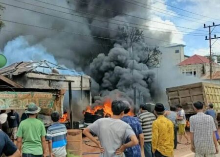 Kebakaran yang menimpa bengkel mobil di Desa Pelantaran, Kecamatan Cempaga Hulu, Kotim. (Jimmy)