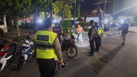 Petugas Polantas Polres Kotim saat menjaring pengendara. (Jimmy)