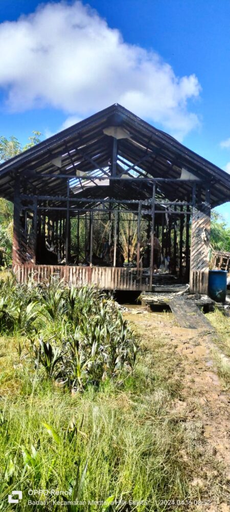 Rumah yang hangus terbakar di Desa Samuda Kecil. (Istimewa)