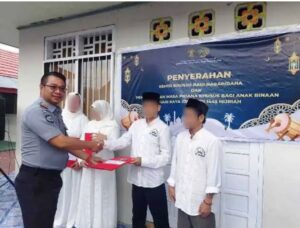 Kalapas Sampit Meldy Putra saat menyerahkan SK remisi. (Istimewa)