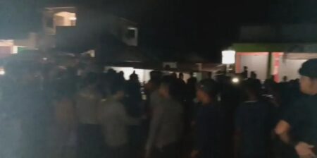 Tangkapan layar dari video warga geruduk Polsek Telawang. (Istimewa)