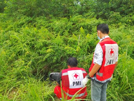 RELAWAN - PMI Kotim saat akan mengevakuasi jenazah korban. (Foto: Istimewa)