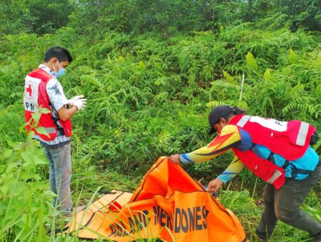 Ditemukan - Sesosok mayat pria ditemukan lalu dievakuasi petugas. (Foto: Istimewa)