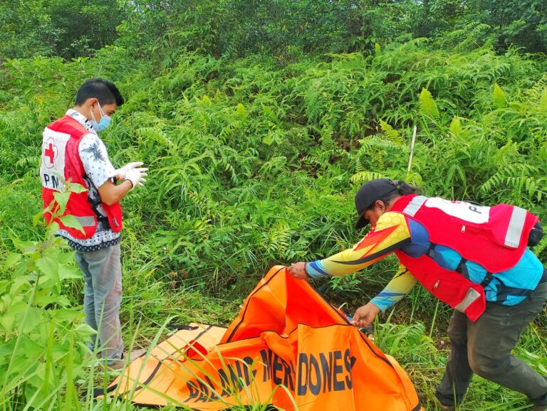 Ditemukan - Sesosok mayat pria ditemukan lalu dievakuasi petugas. (Foto: Istimewa)