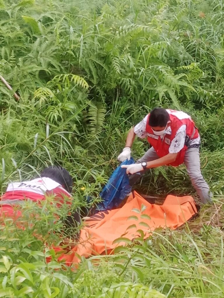 Evakuasi - Relawan PMI Kotim saat mengevakuasi jenazah yang ditemukan. (Foto: Istimewa)