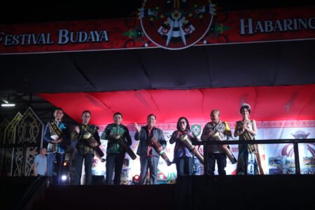 DIBUKA - Bupati Kotim Halikinnor bersama Forkopimda saat membuka Festival Habaring Hurung 2024. (Foto: Jimmy)