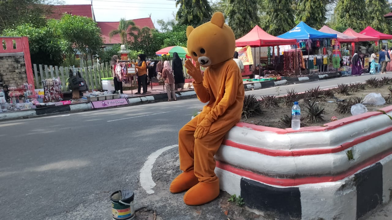 Kisah Haru Seorang Siswa yang Menjadi Badut Demi Masa Depan Keluarga